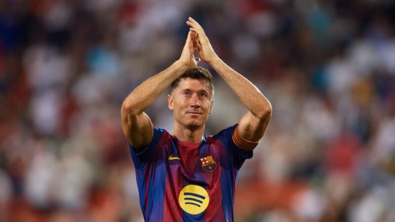 Robert Lewandowski confirma transferência após saída do Barcelona