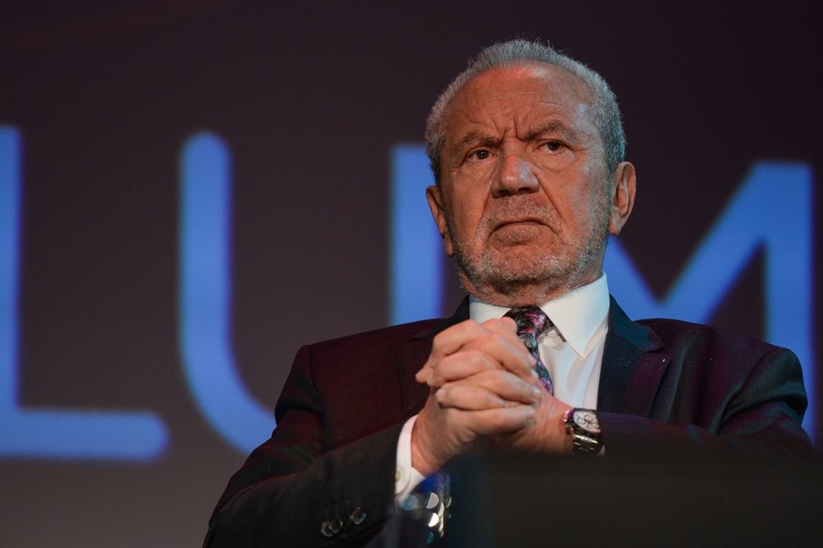 O comentarista da Copa do Mundo da ITV, Sir Alan Sugar, foi acusado de usar peruca