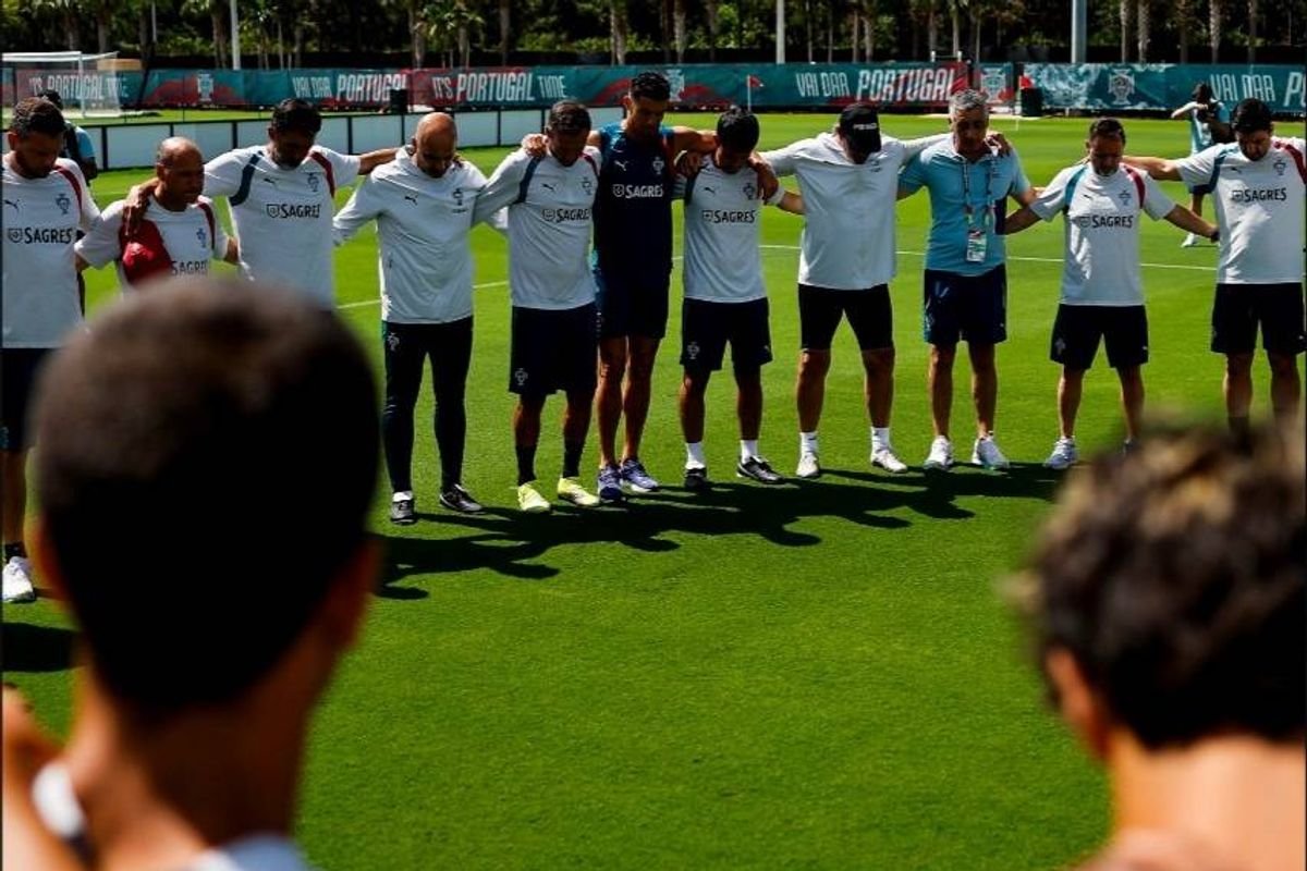 Lenda do Chelsea consola Cristiano Ronaldo, que deixou a Copa do Mundo após a morte do pai