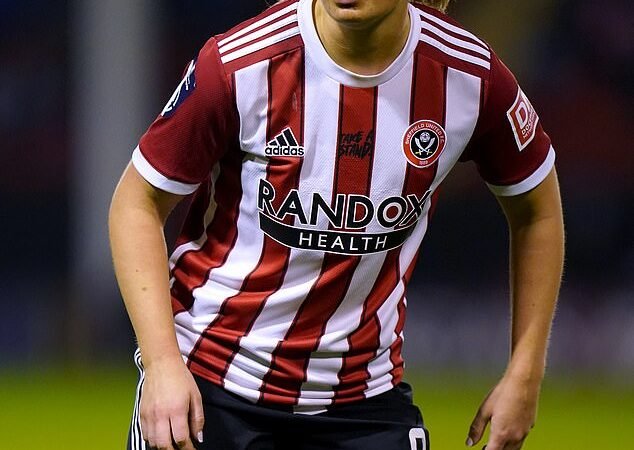 A jogadora de futebol Maddie Cusack, 27, foi encontrada morta em casa por seu pai, que ficou arrasado ao saber que seu ex-técnico estava ingressando no Sheffield United.