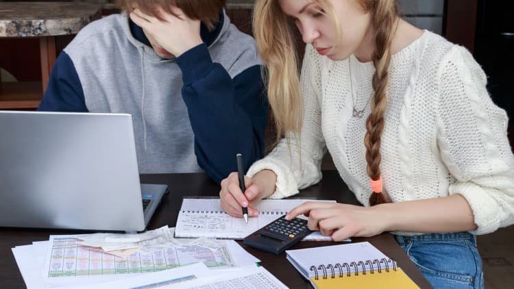 A maioria dos fundos IRA vem de rolagens 401 (k), não de contribuições