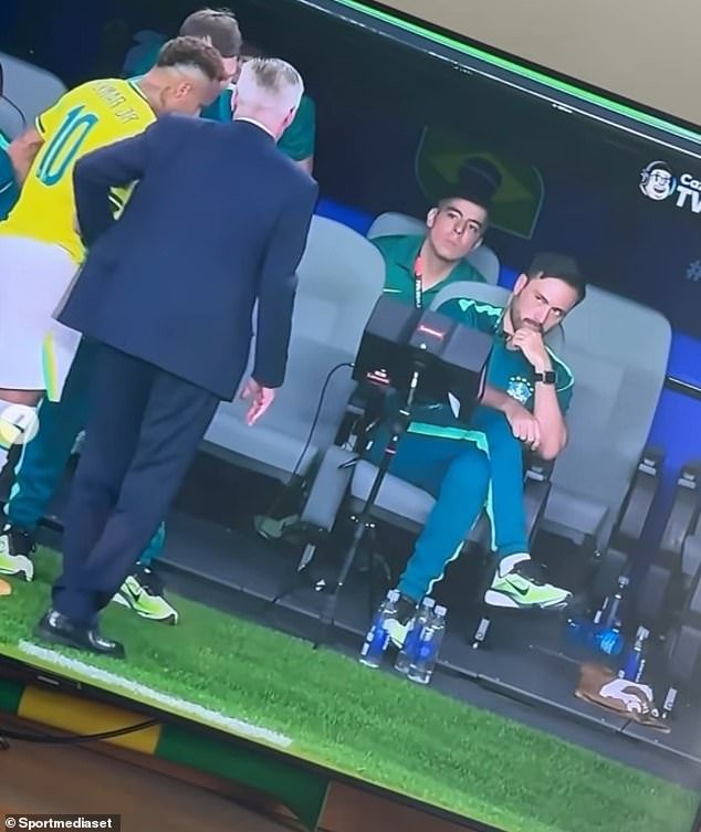 O filho de Carlo Ancelotti balançou a cabeça quando Neymar saiu do banco? Imagens mostram o assistente técnico do Brasil insatisfeito com a participação especial da estrela na vitória da Copa do Mundo sobre a Escócia
