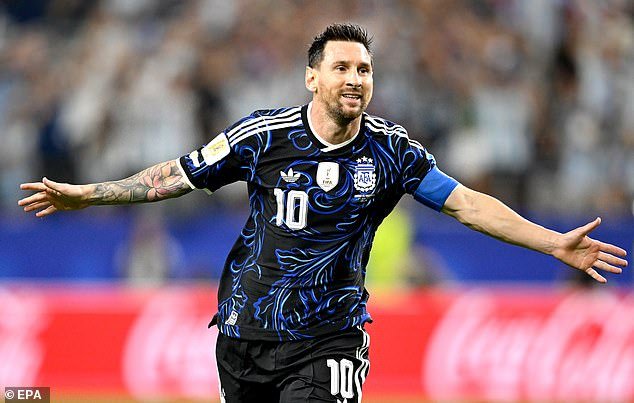 Lionel Messi estabelece outro recorde da Copa do Mundo com gol contra a Jordânia enquanto a esposa Antonella entra em campo