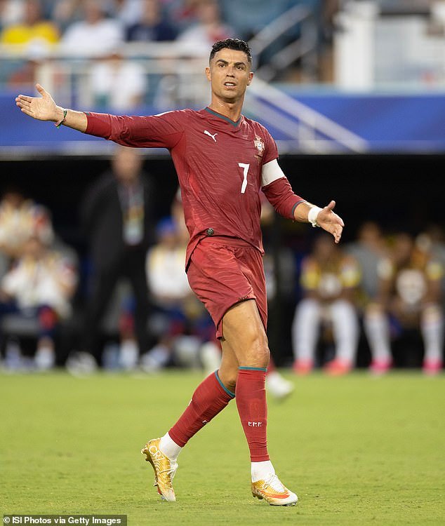 O problema de Cristiano Ronaldo da Nike: o astro português está usando suas chuteiras especiais de edição limitada de 242 libras durante outro hiato na Copa do Mundo.