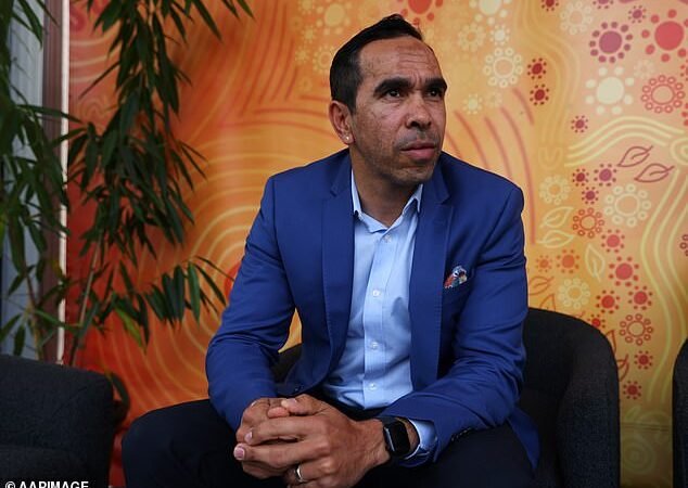 A lenda do futebol, Eddie Betts, revelou que teve que pedir ajuda a seus colegas de TV depois de se sentir um fracasso diante das câmeras.