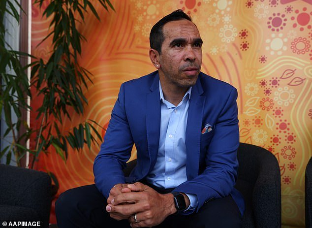 A lenda do futebol, Eddie Betts, revelou que teve que pedir ajuda a seus colegas de TV depois de se sentir um fracasso diante das câmeras.