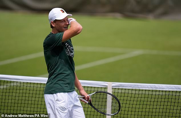 Revelado: Jannik Sinner enfrenta a pressão depois de cair no Aberto da França, enquanto o polêmico número um tenta defender seu título de Wimbledon.