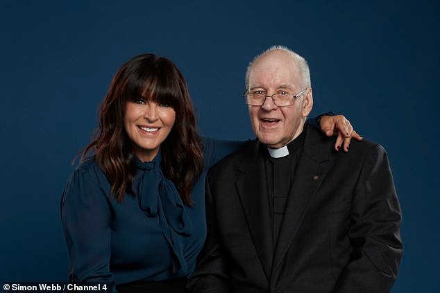 Anna Richardson, uma padre cujo falecido pai morreu aos 85 anos após uma batalha contra a demência, recorda a sua “vida extraordinária” ao conhecer o Papa e a Rainha Isabel.