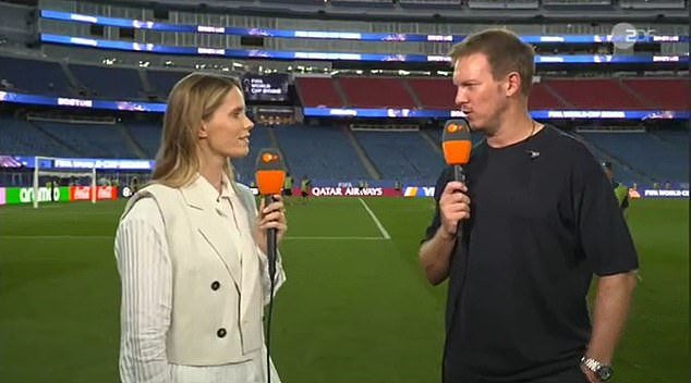 O técnico da Alemanha, Julian Nagelsmann, responde a perguntas de repórteres após a eliminação do Paraguai na Copa do Mundo – enquanto Jurgen Klopp observa seu trabalho