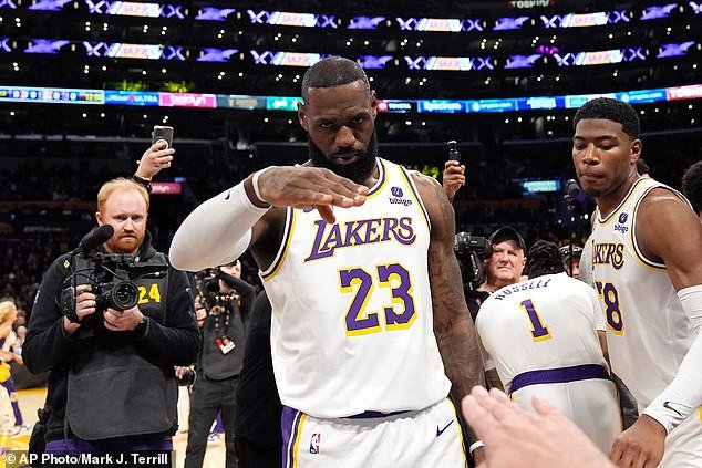 LEBron James deixou o Los Angeles Lakers em ação na NBA