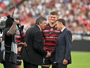 VÍDEO. Finale Stade Toulouse – Montpellier: “Chega de cerveja… A culpa é dele!” Emmanuel Macron tratado por Thibaud Flament e seus colegas no camarim privado