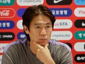 Ele é chamado de incompetente pelo presidente, é cego na TV e não pode entrar em algumas lojas de seu país… O sofrimento do técnico afastado da Copa do Mundo.