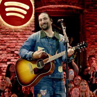 Noah Kahan tenta lavar as calças em shows