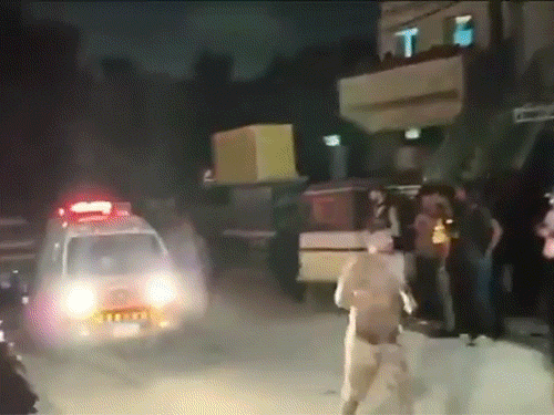 Ataque terrorista a quartéis-generais paramilitares em Karachi, Paquistão: 4 agentes de segurança e 6 terroristas mortos; Jamaat-ul-Ahrar assumiu a responsabilidade