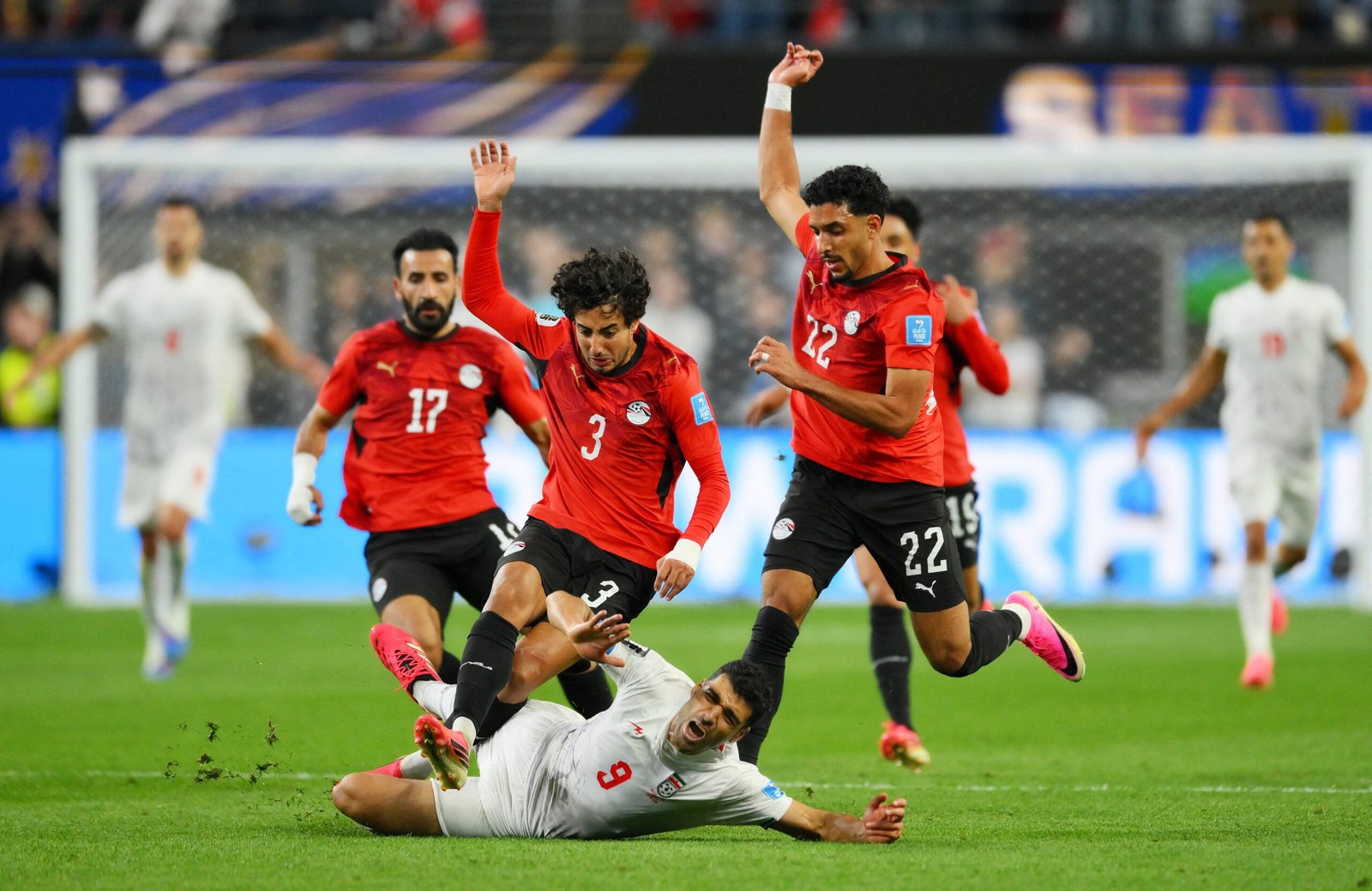 Egito x Irã AO VIVO: Pontuações e atualizações enquanto o golpe de Khalilzadeh é anulado pelo VAR e Salah sofre lesão na caótica final do Grupo G em Seattle