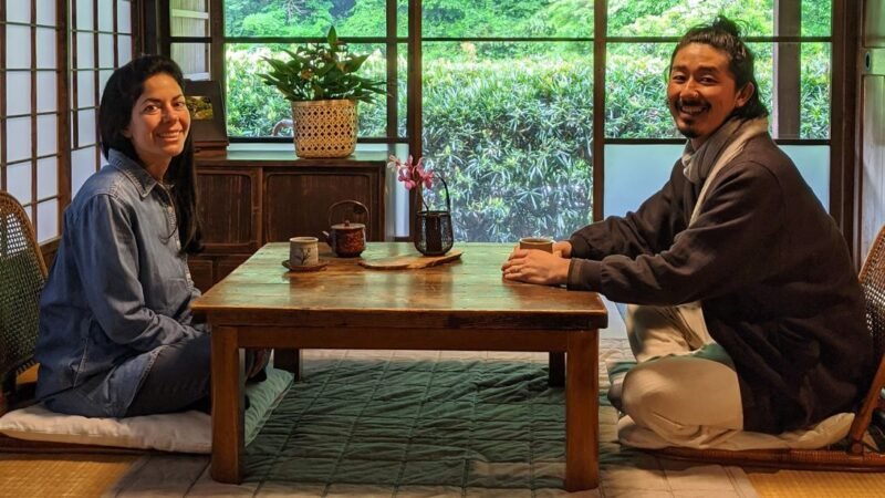 Um casal que transformou uma casa japonesa abandonada em uma casa de hóspedes