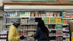 Os gastos no varejo caíram em março, à medida que os consumidores recuavam
