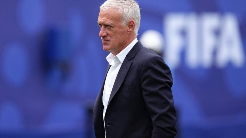 Didier Deschamps voltou à França depois de comparecer ao funeral da mãe