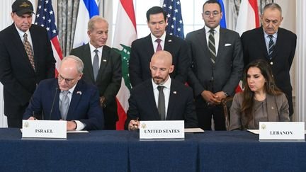 “A paz definitiva”, o armamento do Hezbollah, a retirada do exército israelita… O que contém o acordo entre o Líbano e Israel assinado por Washington?