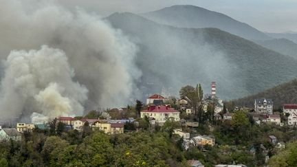 Na Rússia, ataque ucraniano deixa um morto e provoca incêndio em refinaria – franceinfo