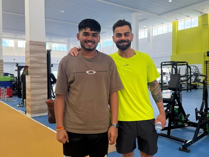 Virat Kohli conhece Ayush Mhatre no BCCI CoE Bengaluru