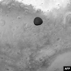 Sonda de asteroide tira fotos raras da lua marciana
