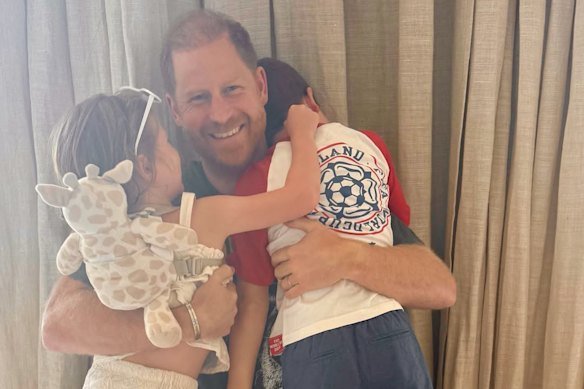 Harry está considerando trazer sua família para o Reino Unido devido a questões de segurança