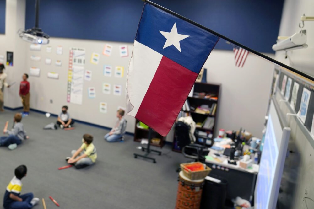 Conselho Estadual de Educação do Texas vota para adicionar textos cristãos à lista de materiais de leitura obrigatórios – Houston Public Media