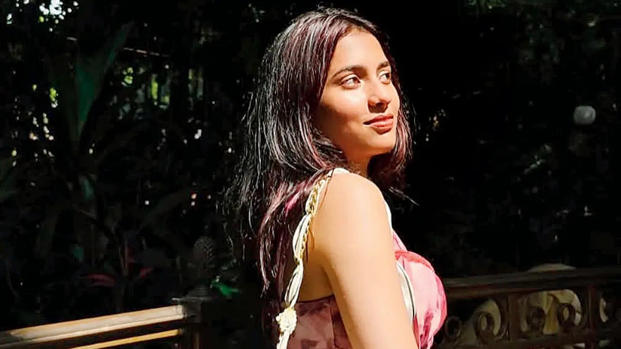Divya sai do escritório
