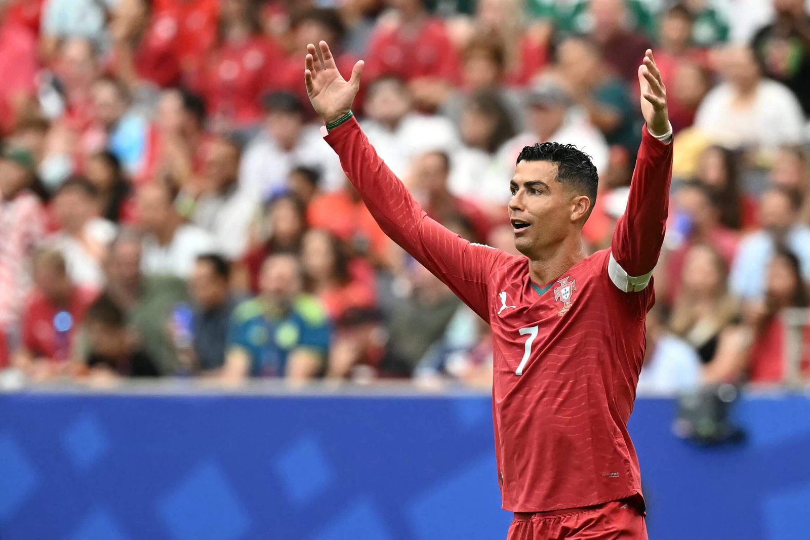 Ronaldo e Messi caçam craques do esporte Pergunta: Quando você vai parar?