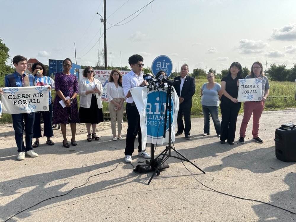 Houston Aviation Alliance vê aumento de poluição após incêndio de pneu – Houston Public Media