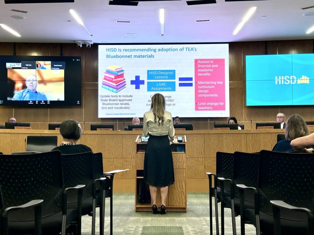 O Conselho do ISD de Houston aprova por unanimidade o controverso currículo infundido pela Bíblia para o ano letivo de 2026-2027 – Houston Public Media