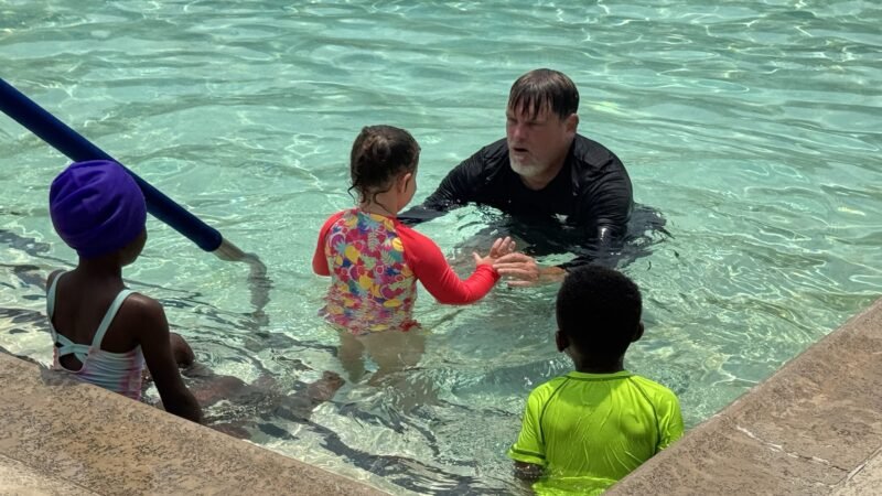 YMCA da Grande Houston promove segurança hídrica para crianças para evitar afogamentos neste verão – Houston Public Media