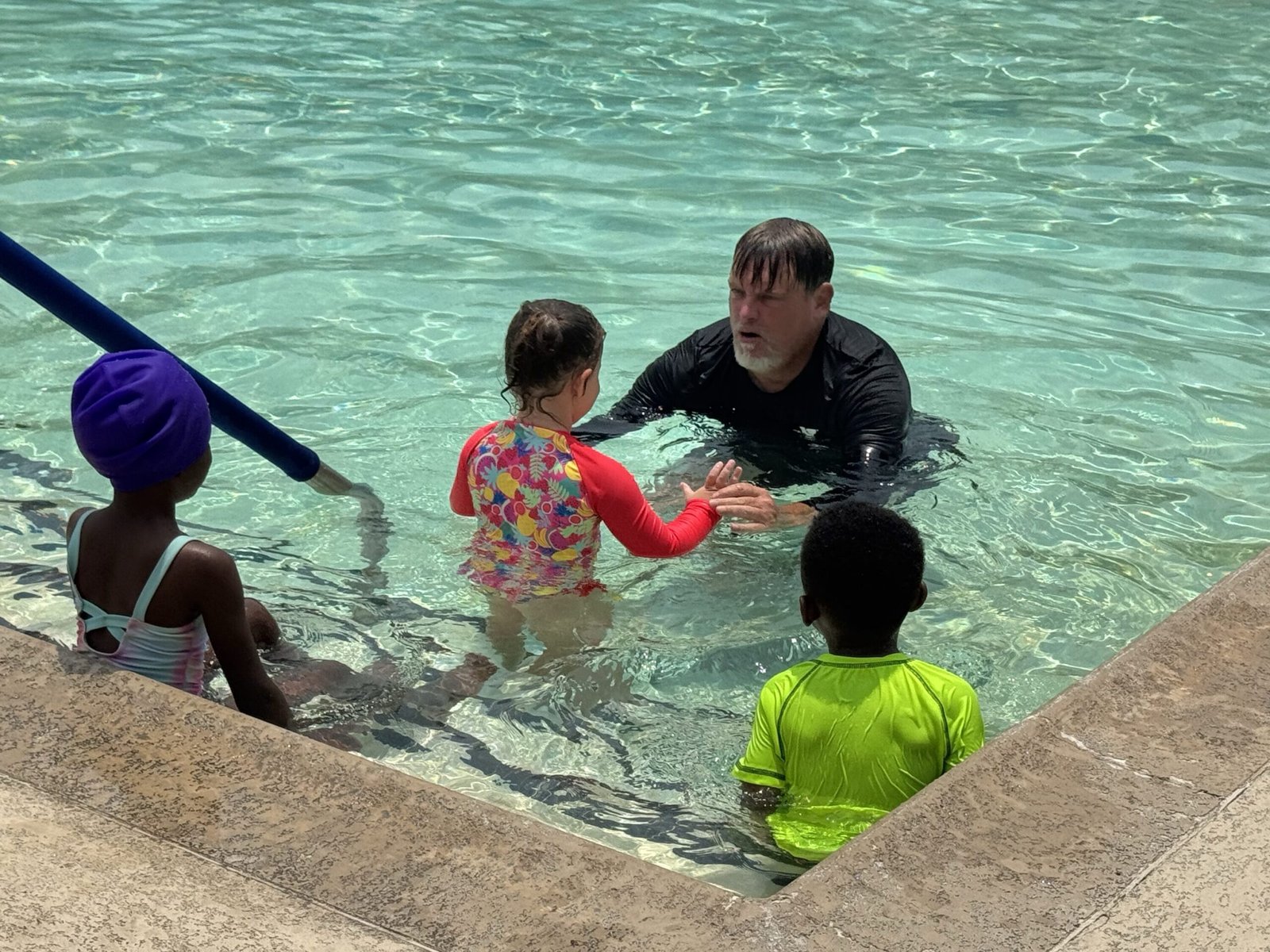YMCA da Grande Houston promove segurança hídrica para crianças para evitar afogamentos neste verão – Houston Public Media