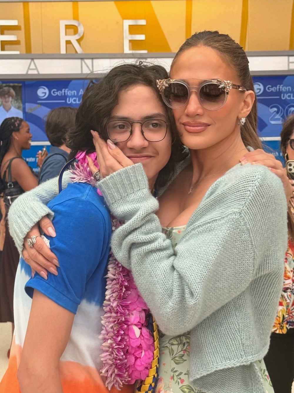 Jennifer Lopez compartilha fotos da formatura de seus gêmeos