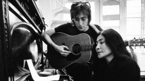 Elvis e John Lennon e Yoko Ono se apresentam para tocar no Provence Arts Festival
