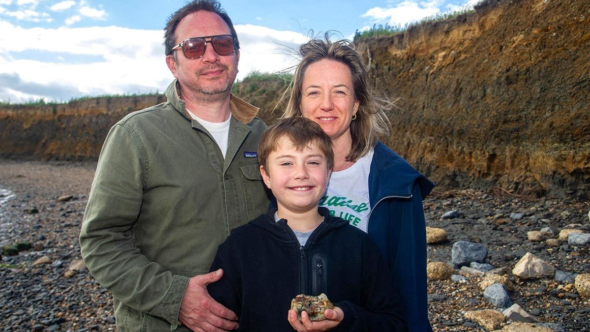 Um menino de 11 anos encontrou um dente de elefante de 1,8 milhão de anos em uma praia na Inglaterra