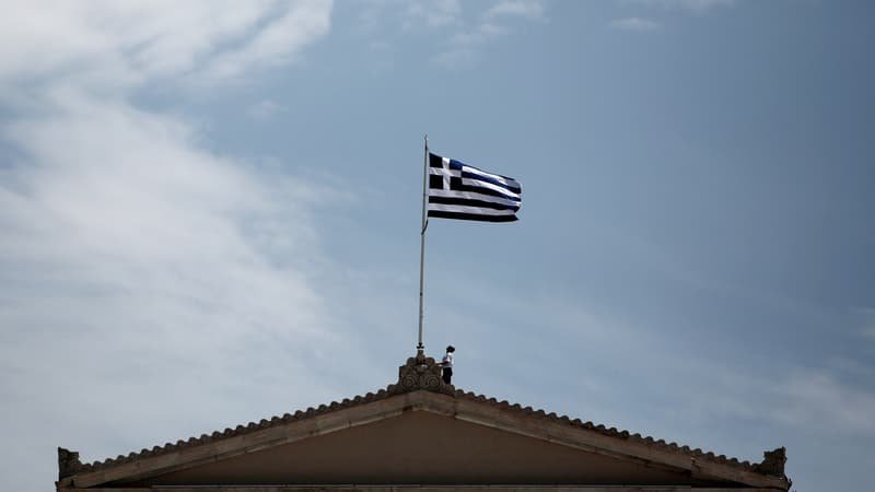 Um prédio desabou em Atenas, em busca de possíveis vítimas