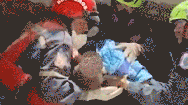 Equipes de resgate dos EUA retiram um bebê vivo dos escombros do terremoto na Venezuela