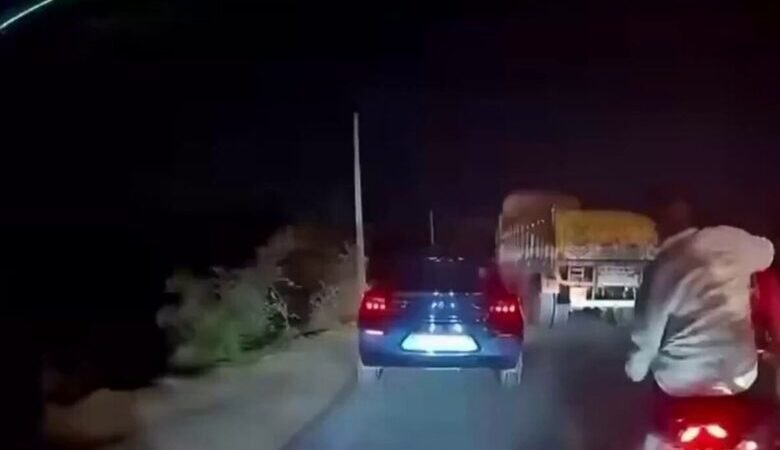 Famílias temem quando motociclistas atropelam carros na rodovia Hyderabad-Warangal