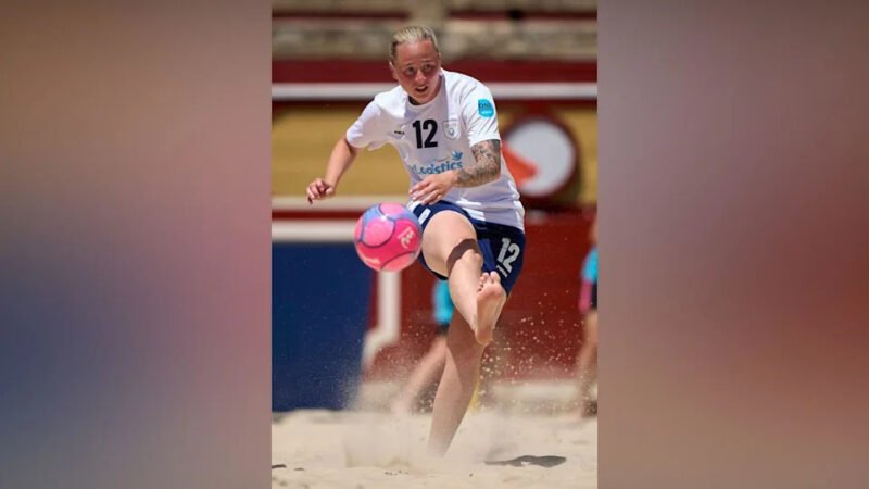 Jogador de futebol muda de campo para praia
