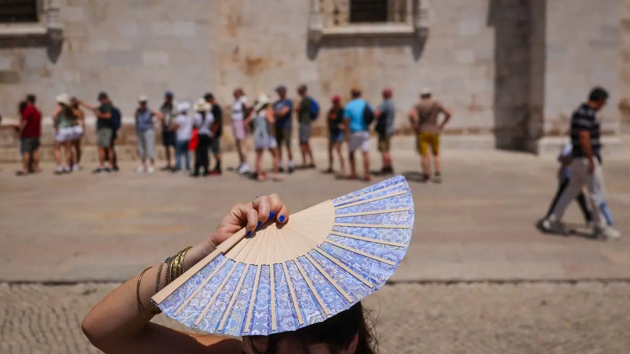 Onda de calor extremo atinge a Europa, perturbando viagens, eventos e serviços essenciais