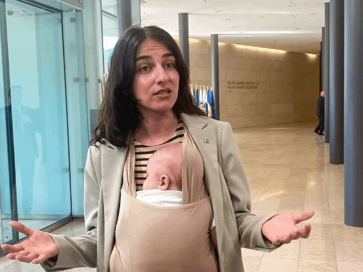 Ministra conheceu filho de 3 meses, VÍDEO: Ministra sueca fez discurso com a criança no colo; Ele disse – A carreira não termina quando você se torna mãe