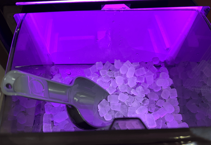 A máquina de fazer gelo em massa Govee faz com que cada bebida congelada pareça um luxo