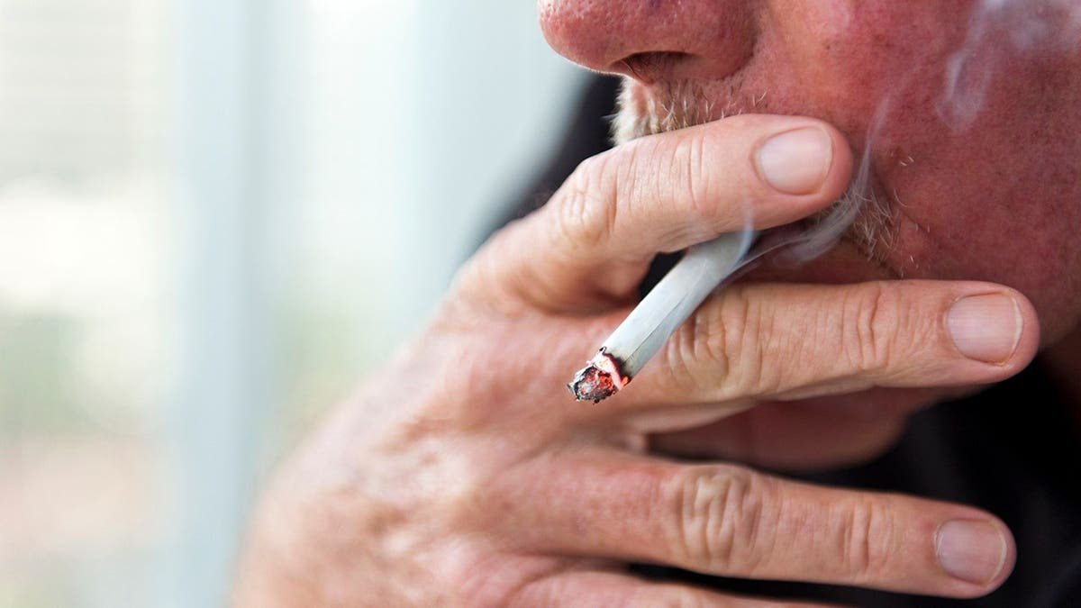 Mudar de cigarros para vapes está associado a um maior risco de doenças oculares