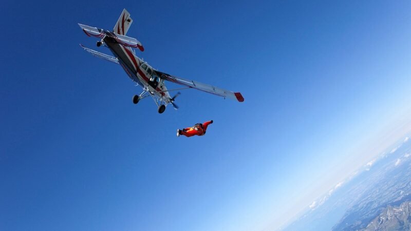 Um avião de paraquedismo cai no norte da França, matando o piloto e outras 10 pessoas