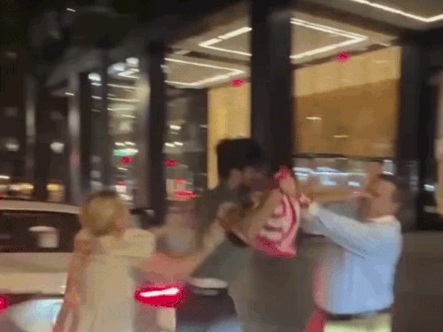 Homens punjabi brigam com casal americano por causa de injúria racial