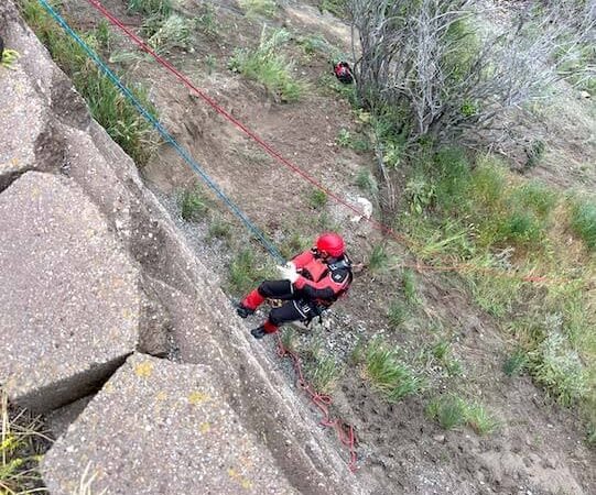 O caminhão passou por cima de um guarda-corpo e caiu no rio Snake, perto de Alpine