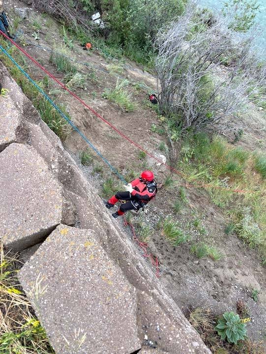 O caminhão passou por cima de um guarda-corpo e caiu no rio Snake, perto de Alpine