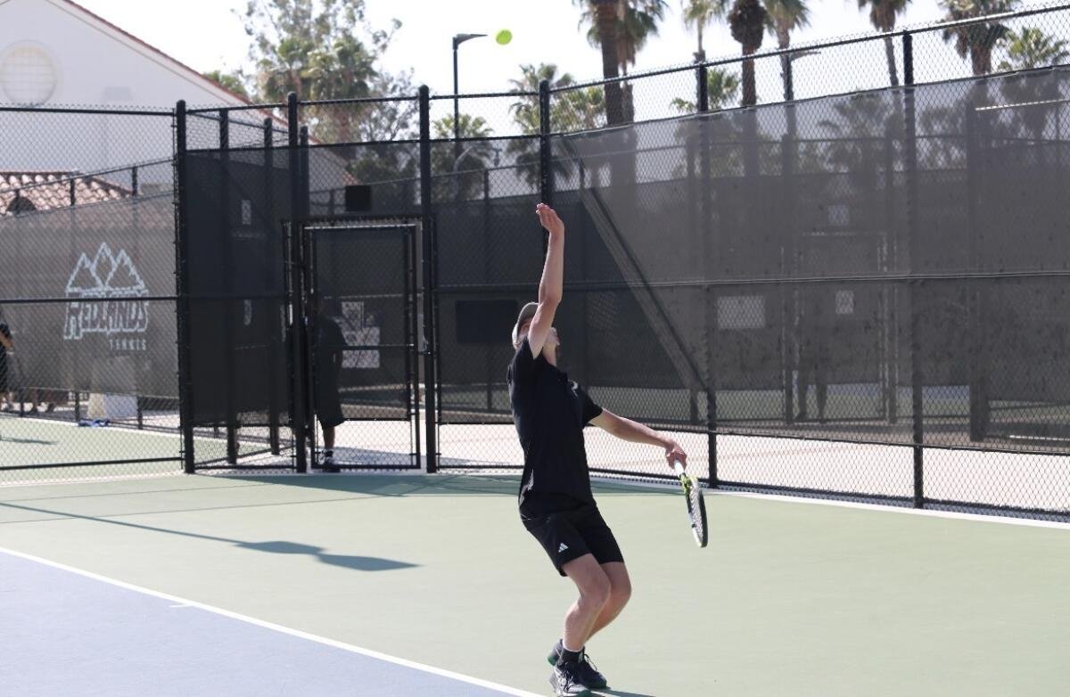 Chase Klugo, de Harvard-Westlake, está lutando para expandir a cobertura de aparelhos auditivos